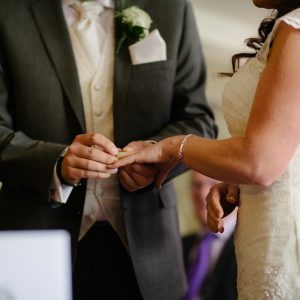Ringen wisselen tijdens trouwceremonie in Frankrijk