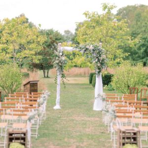 Boog met bloemen voor huwelijksceremonie in Bourgogne